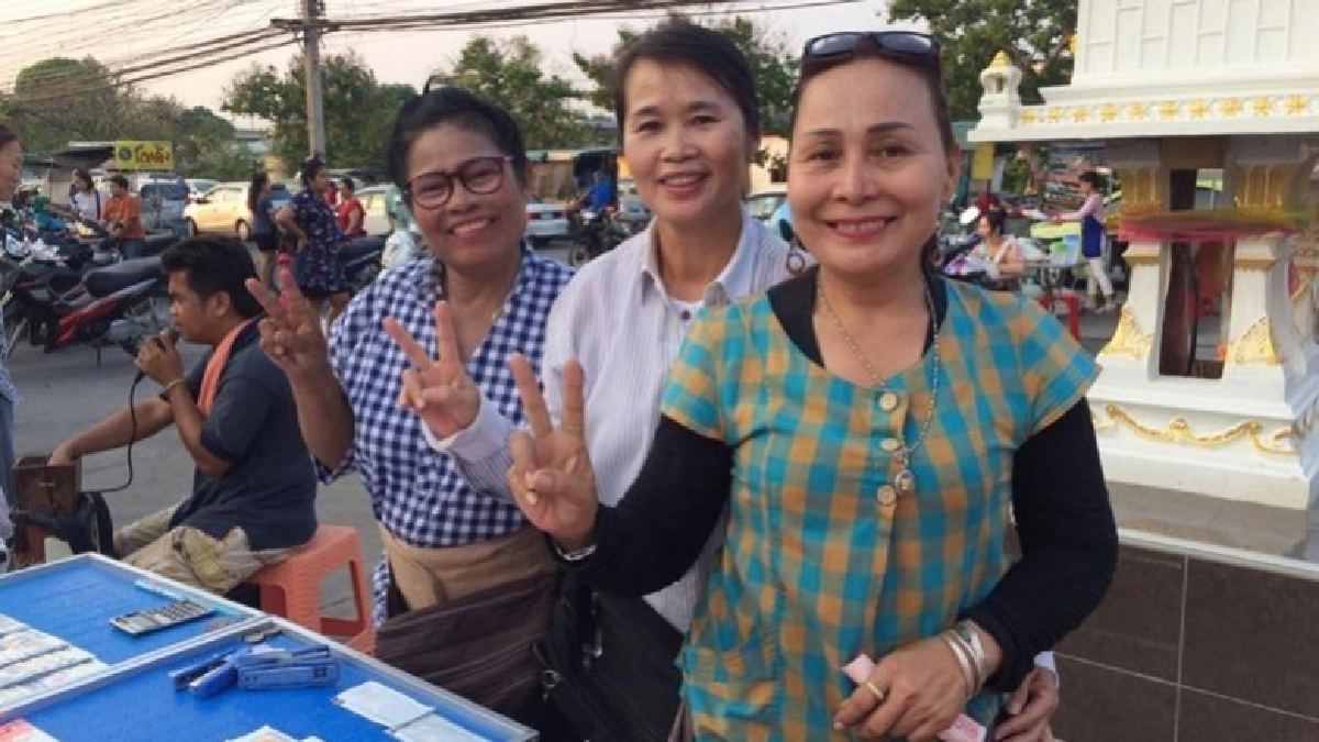'3 เจ๊' ยิ้มสู้ตายขายหวย !! '3 เจ๊' ยิ้มสู้ตายขายหวย !!