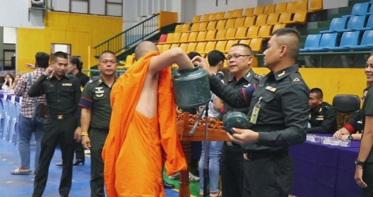 พระลมจับเขย่าไหล้วงได้ใบแดง พระลมจับเขย่าไหล้วงได้ใบแดง