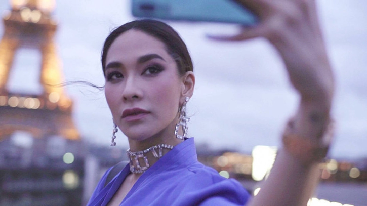 'พลอย' โชว์ลุคแซบ ที่ปารีส