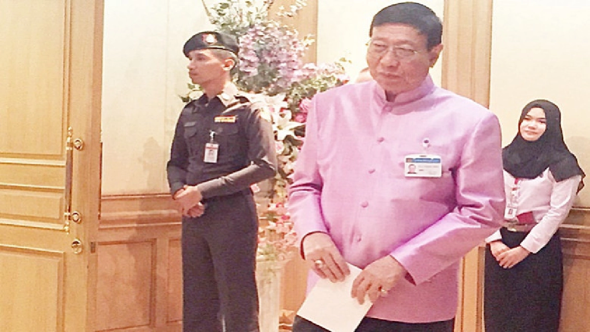 "พรเพชร"ยื่นศาลรธน.ตีความร่างกม.ส.ส. "พรเพชร"ยื่นศาลรธน.ตีความร่างกม.ส.ส.