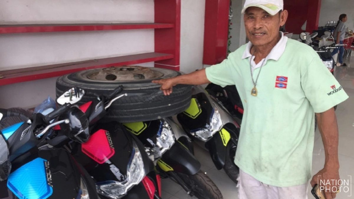 พ่วงล้อหลุดพุ่งใส่ร้านจยย.โชคดีไร้เจ็บ !! พ่วงล้อหลุดพุ่งใส่ร้านจยย.โชคดีไร้เจ็บ !!