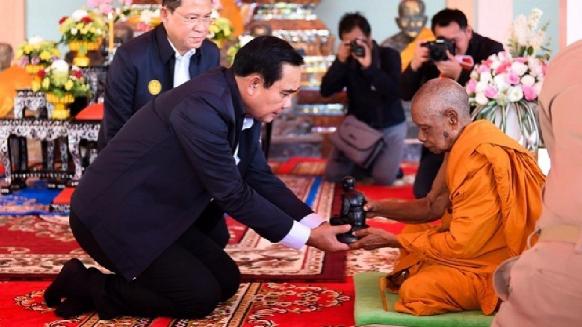 "บิ๊กตู่" กราบหลวงปู่ทวด ระบุ มีหลวงพ่อเป็นผู้นำ "บิ๊กตู่" กราบหลวงปู่ทวด ระบุ มีหลวงพ่อเป็นผู้นำ