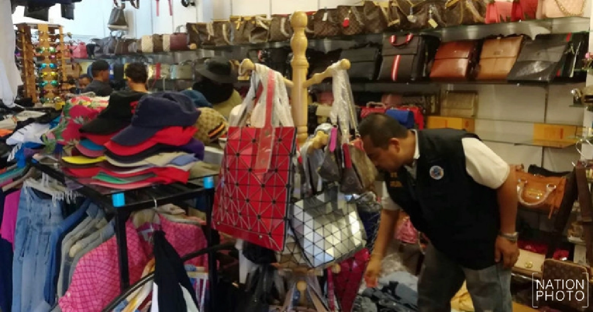 ลุยตรวจ!! 'ตลาดโรงเกลือ' ยึดสินค้าละเมิดลิขสิทธิ์ ลุยตรวจ!! 'ตลาดโรงเกลือ' ยึดสินค้าละเมิดลิขสิทธิ์