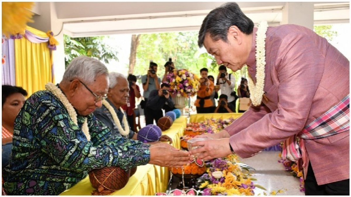 รดน้ำขอพรผู้อาวุโส รดน้ำขอพรผู้อาวุโส