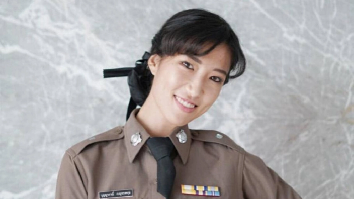 ตำรวจสาวป้ายแดง