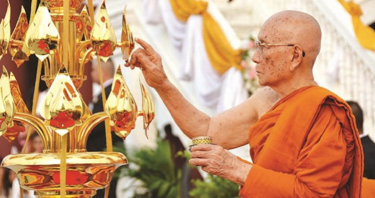 สมเด็จพระสังฆราชทรงประกอบพิธี"ยกพุ่มข้าวบิณฑ์ทองคำยอดเจดีย์"