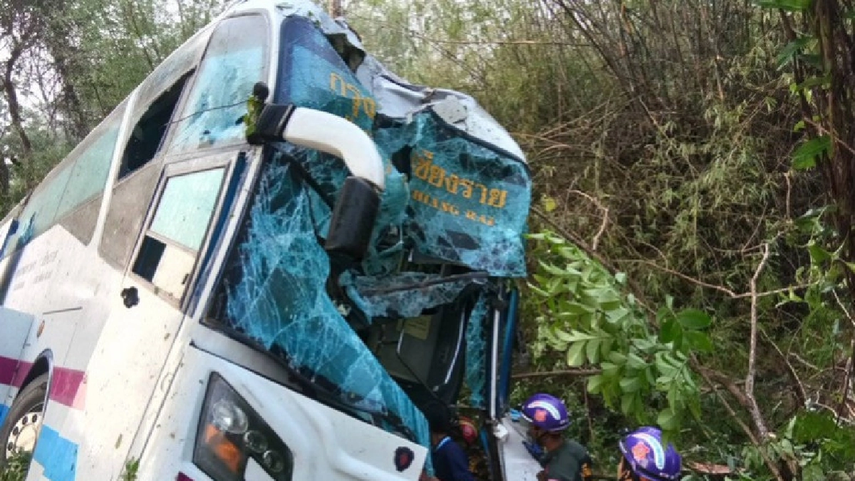 โชเฟอร์สมบัติทัวร์หลับในชนต้นไม้ดับ1 เจ็บระนาว โชเฟอร์สมบัติทัวร์หลับในชนต้นไม้ดับ1 เจ็บระนาว