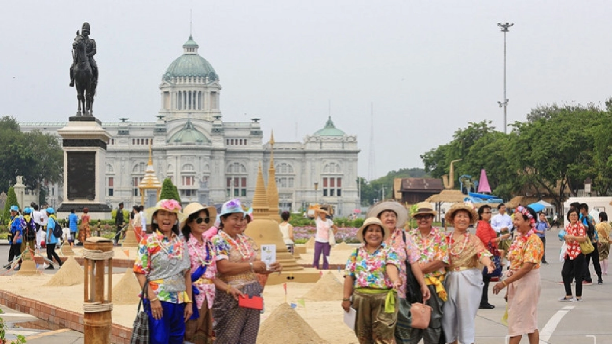ประชาชนร่วมพิธีเจริญพระพุทธมนต์ ประชาชนร่วมพิธีเจริญพระพุทธมนต์