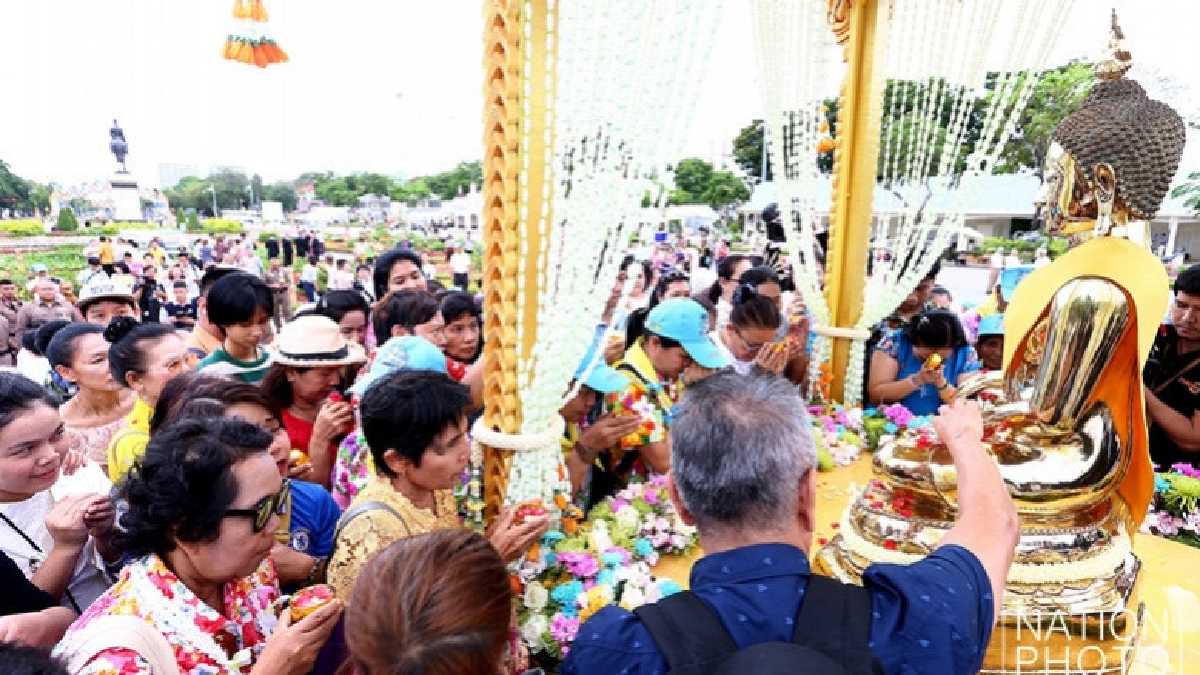 สิริมงคล !! ปชช.สรงน้ำ "พระพุทธกำเนิดกาสาวพัตร์"(ภาพชุด) สิริมงคล !! ปชช.สรงน้ำ "พระพุทธกำเนิดกาสาวพัตร์"(ภาพชุด)