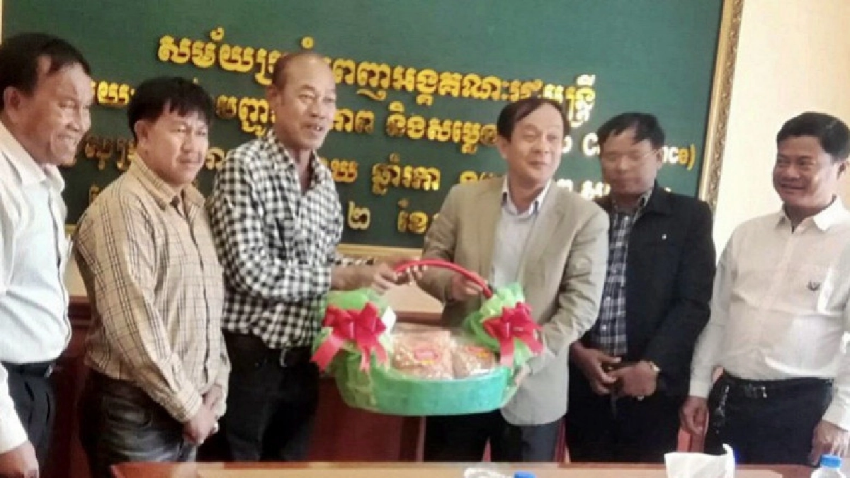 ลุยข้ามแดนพบผู้ว่าฯพระตะบอง แก้แรงงานข้ามแดน ลุยข้ามแดนพบผู้ว่าฯพระตะบอง แก้แรงงานข้ามแดน