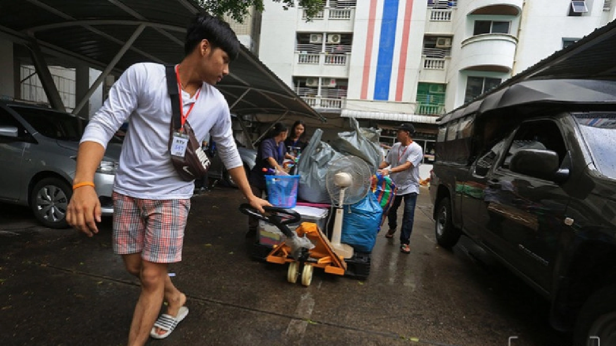 ผู้ประสบภัยไฟไหม้อาคารราชเทวี ขนย้ายข้าวของออกจากตึก(ภาพชุด) ผู้ประสบภัยไฟไหม้อาคารราชเทวี ขนย้ายข้าวของออกจากตึก(ภาพชุด)