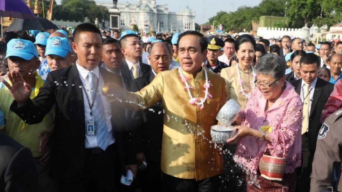 "บิ๊กตู่"อารมณ์ดีคว้าขันเล่น"สาดน้ำ"กับ"ปชช."อย่างสนุก