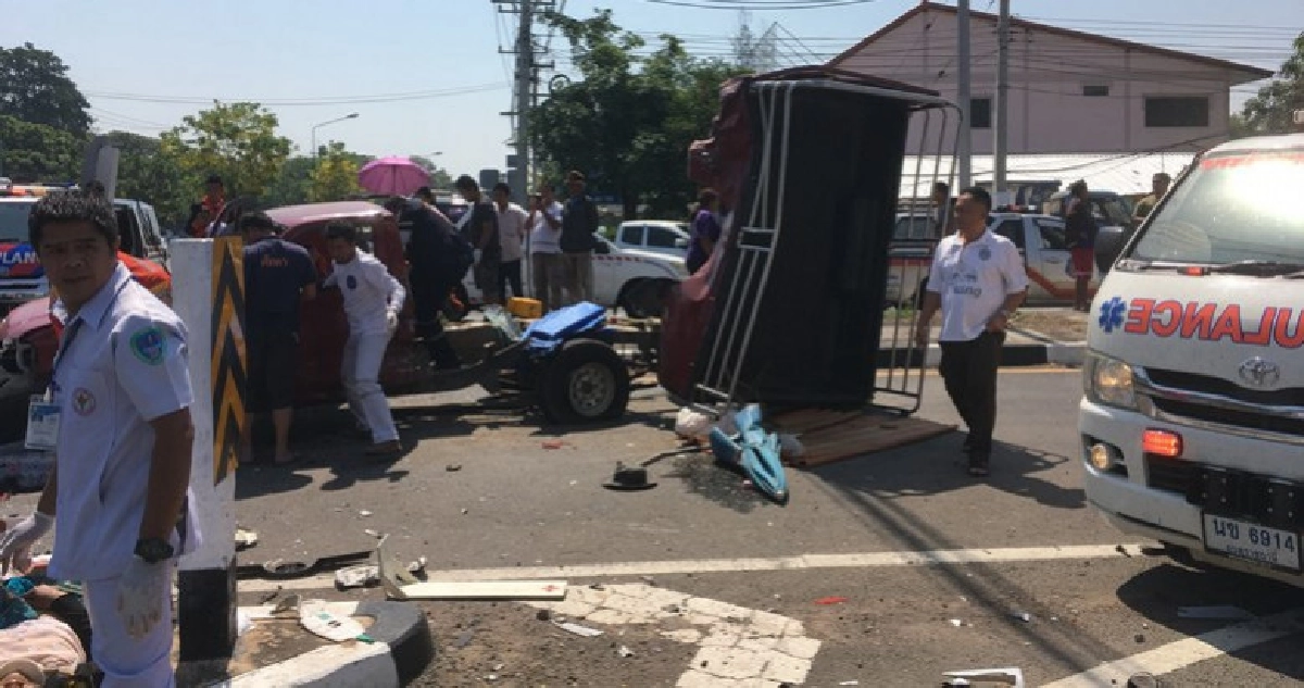 แต่งชุดออเจ้าซิ่งรถร่วมรดน้ำผู้ใหญ่ชนสนั่นกลางสี่แยกสาหัส8 แต่งชุดออเจ้าซิ่งรถร่วมรดน้ำผู้ใหญ่ชนสนั่นกลางสี่แยกสาหัส8