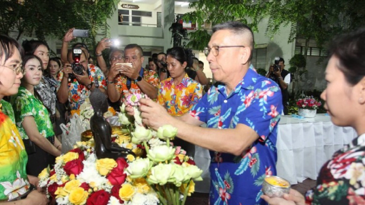 ผบช.น.จัดพิธีรดน้ำดำหัว กว่า 200 นาย ผบช.น.จัดพิธีรดน้ำดำหัว กว่า 200 นาย