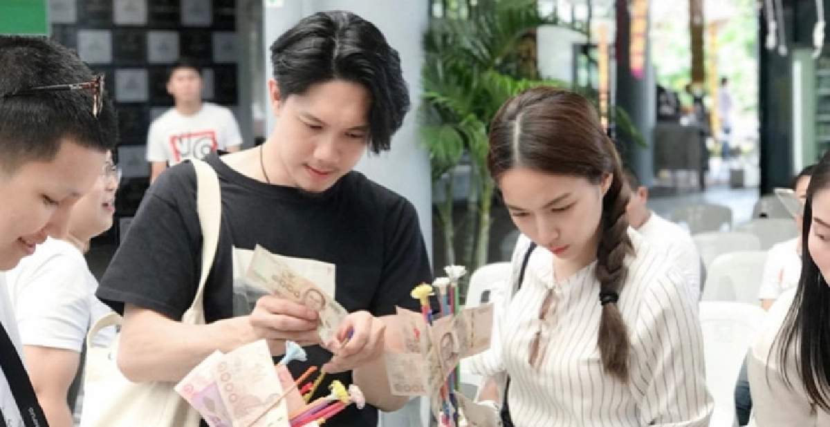 'ปั๊ป' ควง 'ใบเตย' ทำบุญทอดผ้าป่า 'ปั๊ป' ควง 'ใบเตย' ทำบุญทอดผ้าป่า