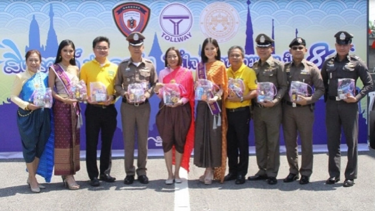 60 ปีขึ้นไปเล่นน้ำฟรีนะจ๊ะ 60 ปีขึ้นไปเล่นน้ำฟรีนะจ๊ะ