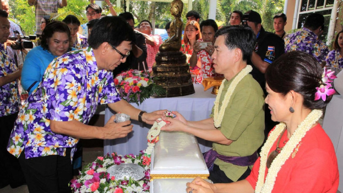 พ่อเมืองระยอง เปิดจวนให้ส่วนราชการรดน้ำขอพร พ่อเมืองระยอง เปิดจวนให้ส่วนราชการรดน้ำขอพร