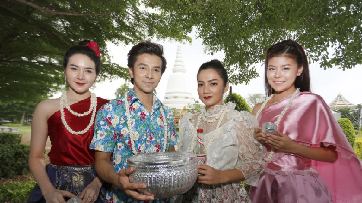 4 ศิลปินอาร์สยามไหว้พระทำบุญสงกรานต์ 4 ศิลปินอาร์สยามไหว้พระทำบุญสงกรานต์