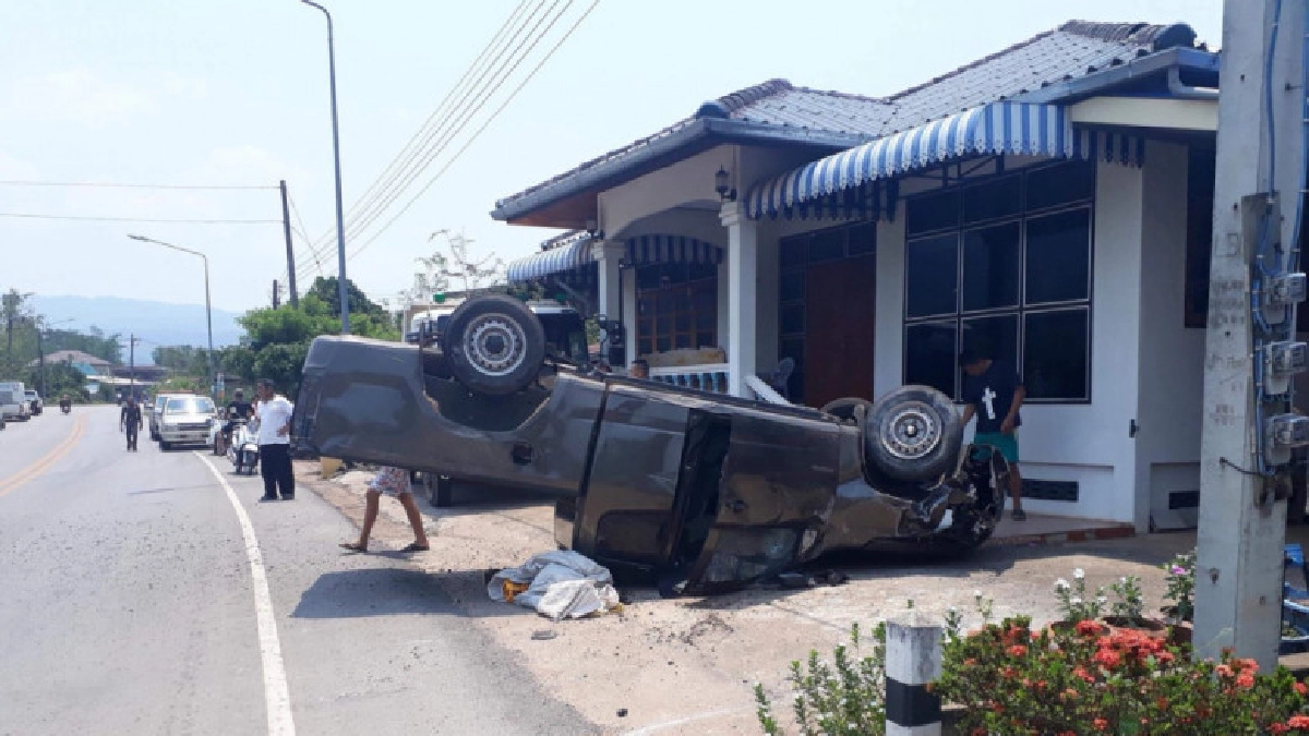 กระบะเสียหลักพุ่งชนเด็กน้อยเล่นน้ำสงกรานต์สาหัสหลายราย กระบะเสียหลักพุ่งชนเด็กน้อยเล่นน้ำสงกรานต์สาหัสหลายราย
