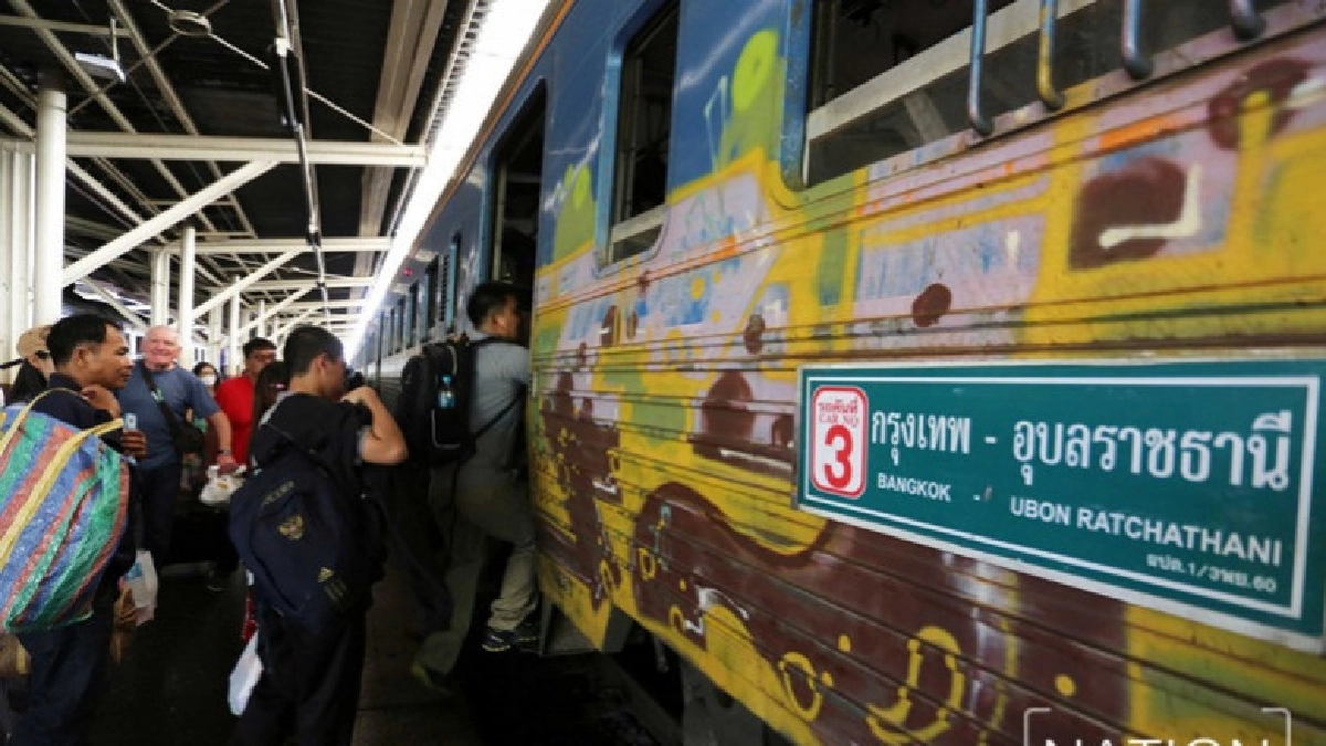 หัวลำโพงคึกคัก ประชาชนรอขึ้นรถไฟกลับภูมิลำเนา (ภาพชุด) หัวลำโพงคึกคัก ประชาชนรอขึ้นรถไฟกลับภูมิลำเนา (ภาพชุด)