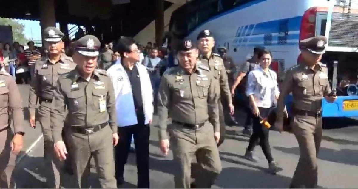 "ผบ.ตร."ลงพื้นที่ขนส่งหมอดชิตตรวจเข้มสิ่งผิดกม. "ผบ.ตร."ลงพื้นที่ขนส่งหมอดชิตตรวจเข้มสิ่งผิดกม.