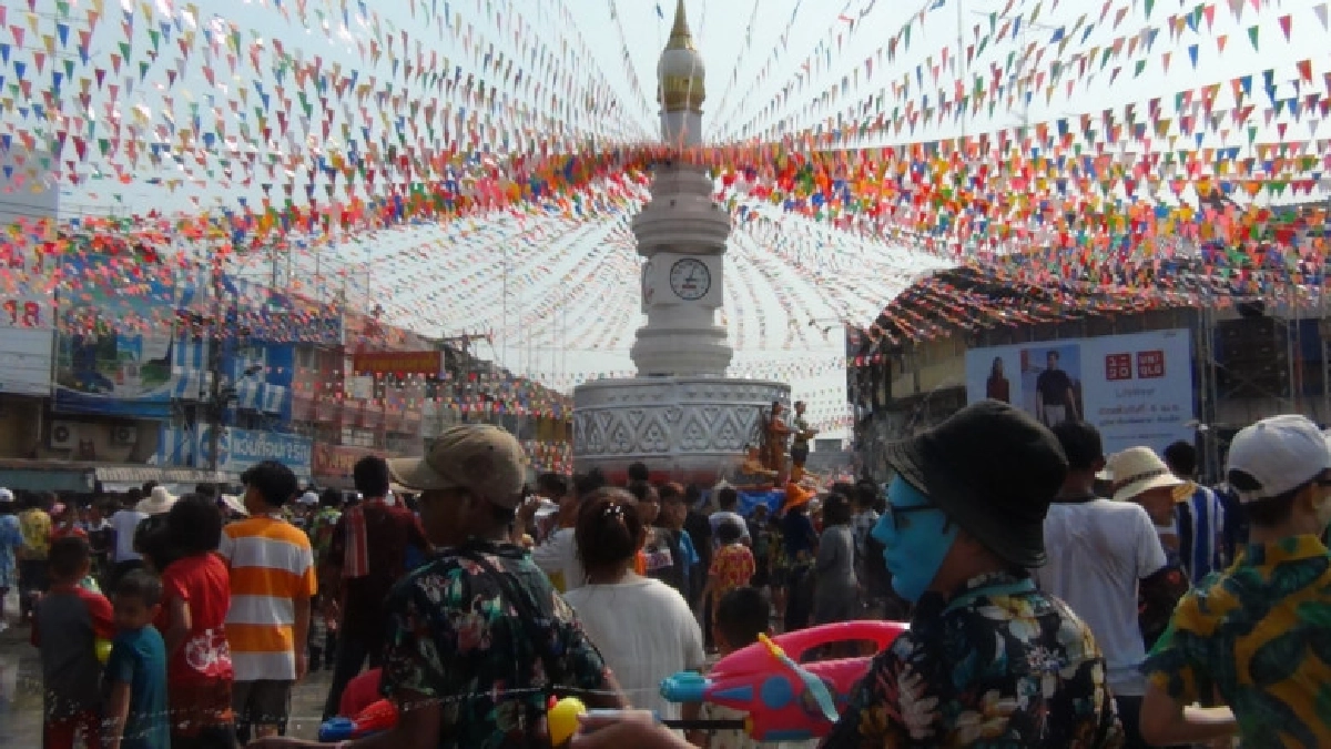 "สงกรานต์เสื้อลายดอก ถนนข้าวตอกสุโขทัย"