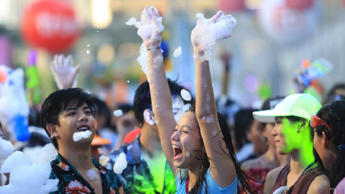 วัยรุ่นกรี๊ดด!! "ปาร์ตี้โฟม เซ็นทรัลเวิลด์"(ภาพชุด)  