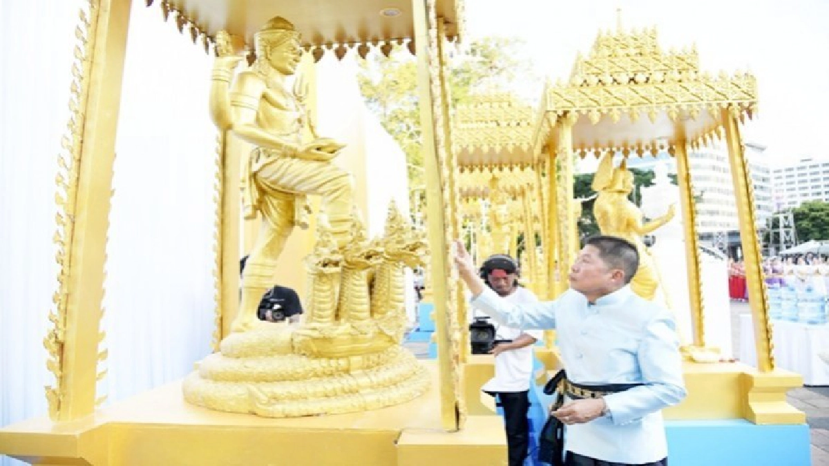 "อัญเชิญ" 8 มหาเทพให้สรงน้ำสงกรานต์