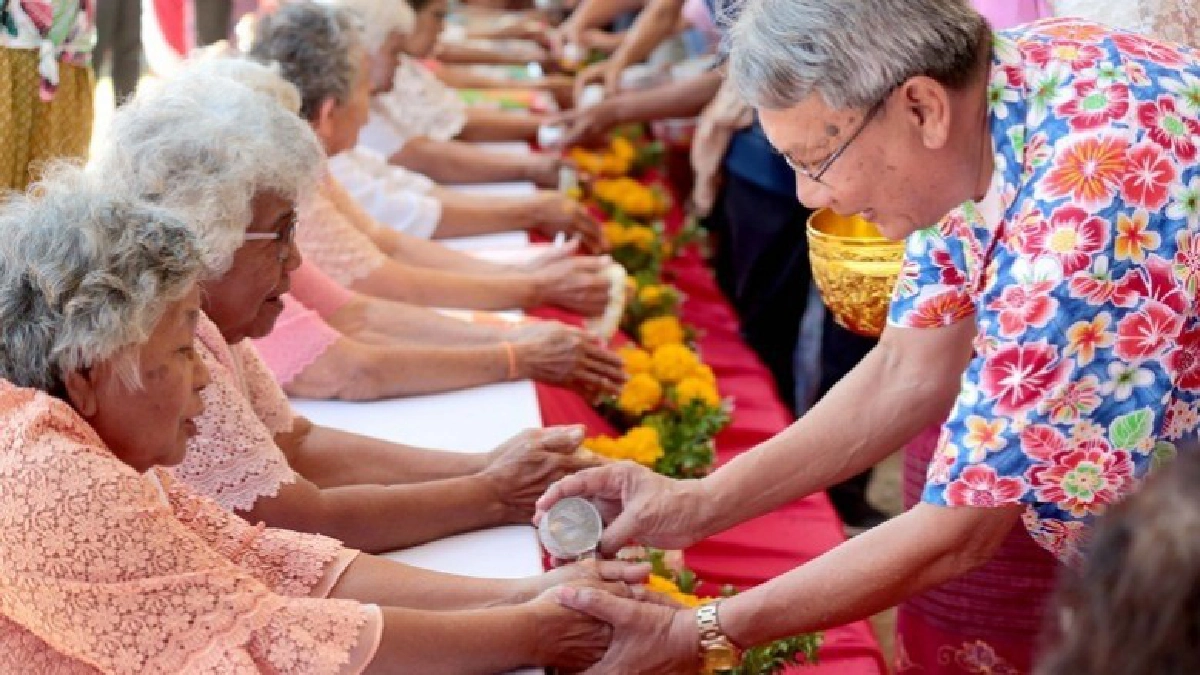 รดน้ำดำหัวผู้สูงอายุ สงกรานต์บ้านนอกสงขลา (ภาพชุด)