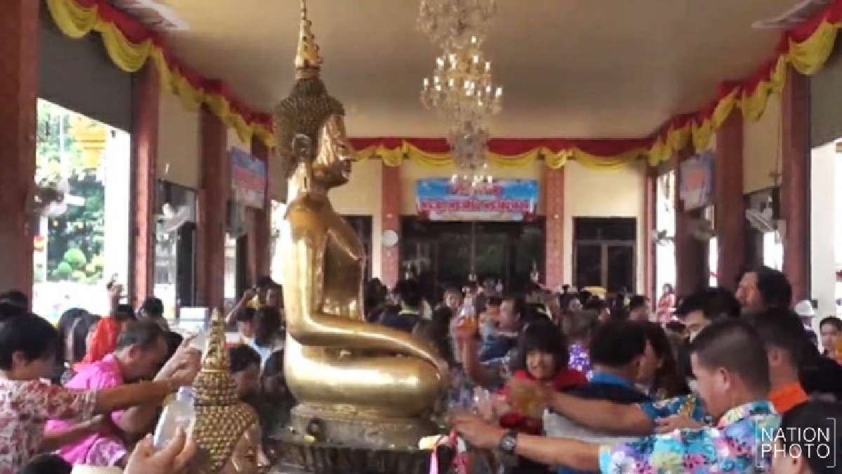 สรงน้ำ "หลวงพ่อพระใส" แน่นวัด !!