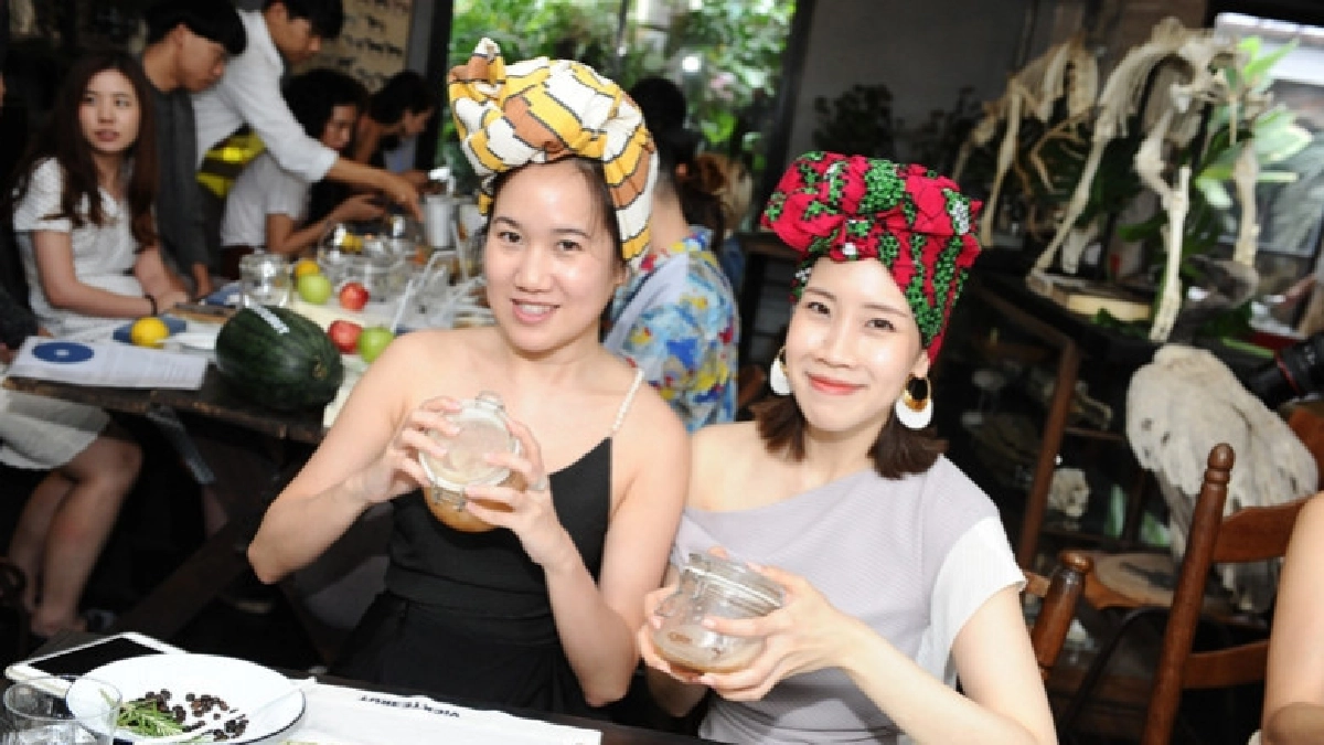 แฟชั่นนิสต้าร่วมปาร์ตี้สีสันแห่งตาฮิเตียน