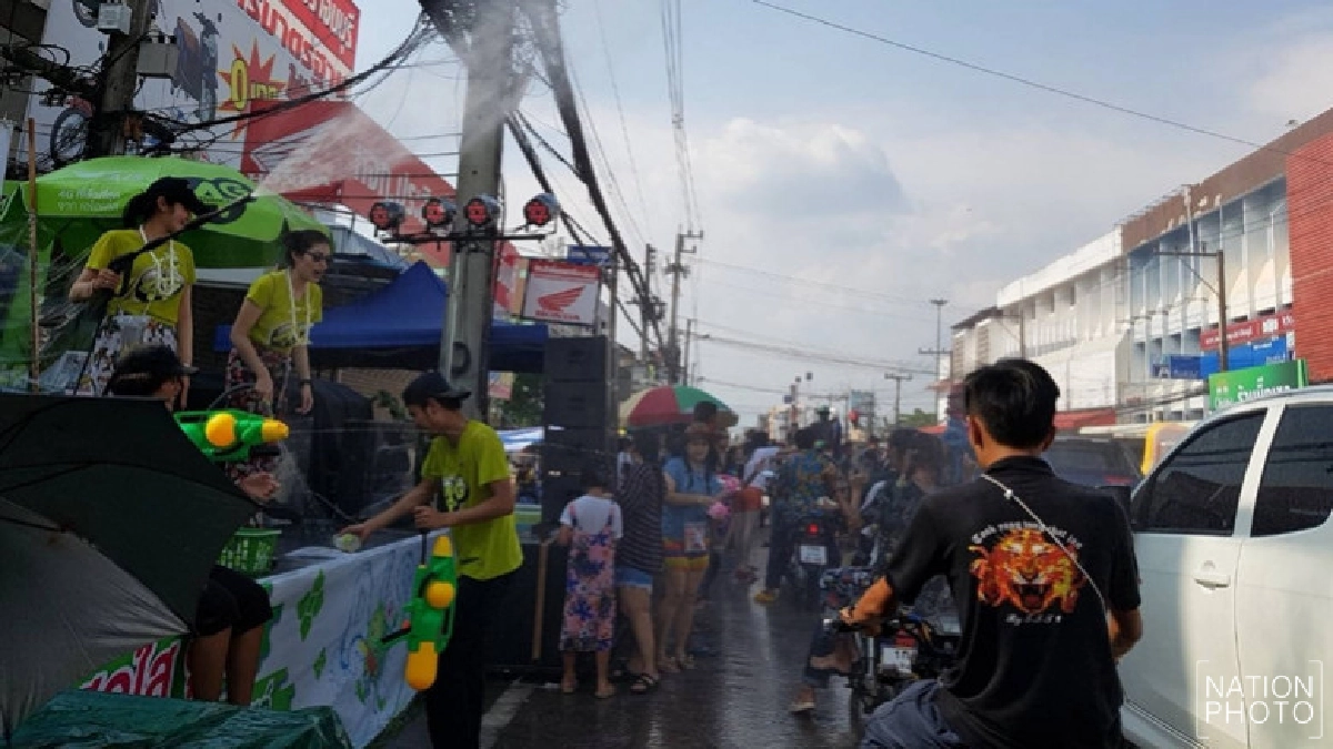 ชาวปราจีนฯแห่เล่นน้ำสงกรานต์วันสุดท้าย !!