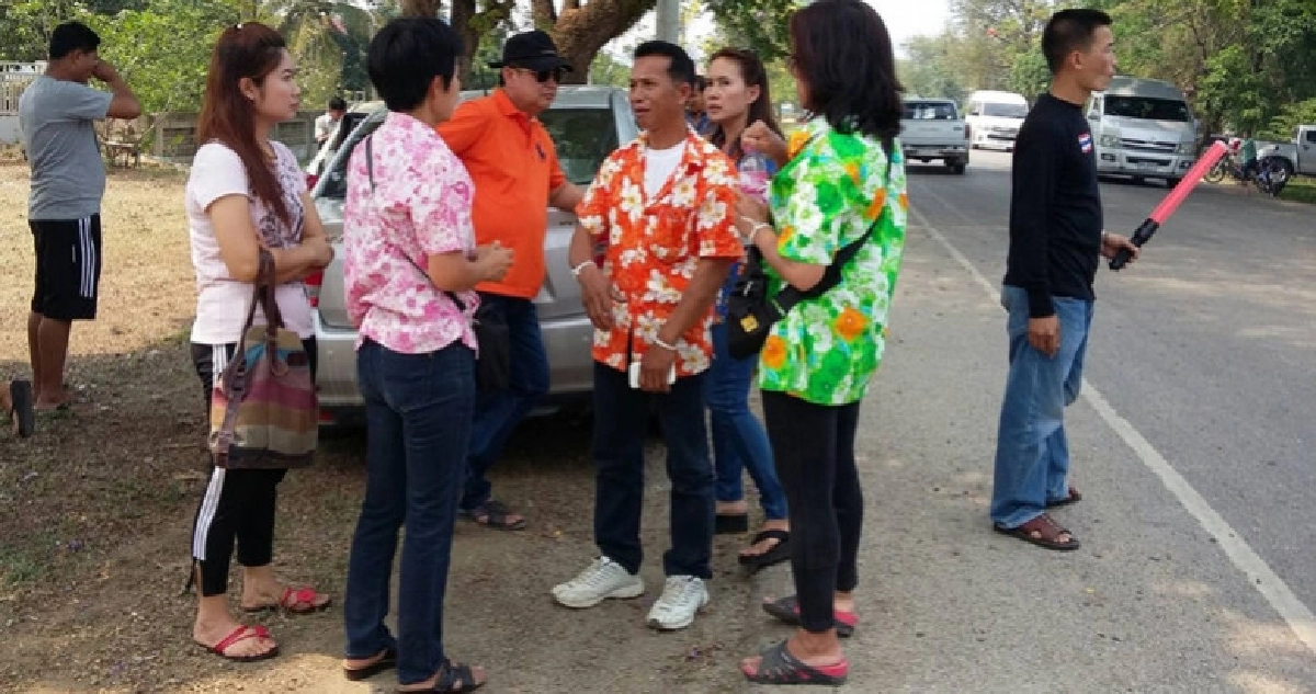 ยางระเบิดชนท้ายเก๋งอัดต้นไม้เสาไฟพังยับ