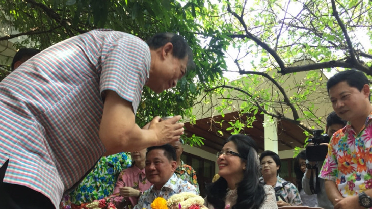 คึกคัก !!"สุดารัตน์"เปิดบ้าน รับก๊วนการเมือง กทม.รดน้ำ-อวยพร คึกคัก !!"สุดารัตน์"เปิดบ้าน รับก๊วนการเมือง กทม.รดน้ำ-อวยพร
