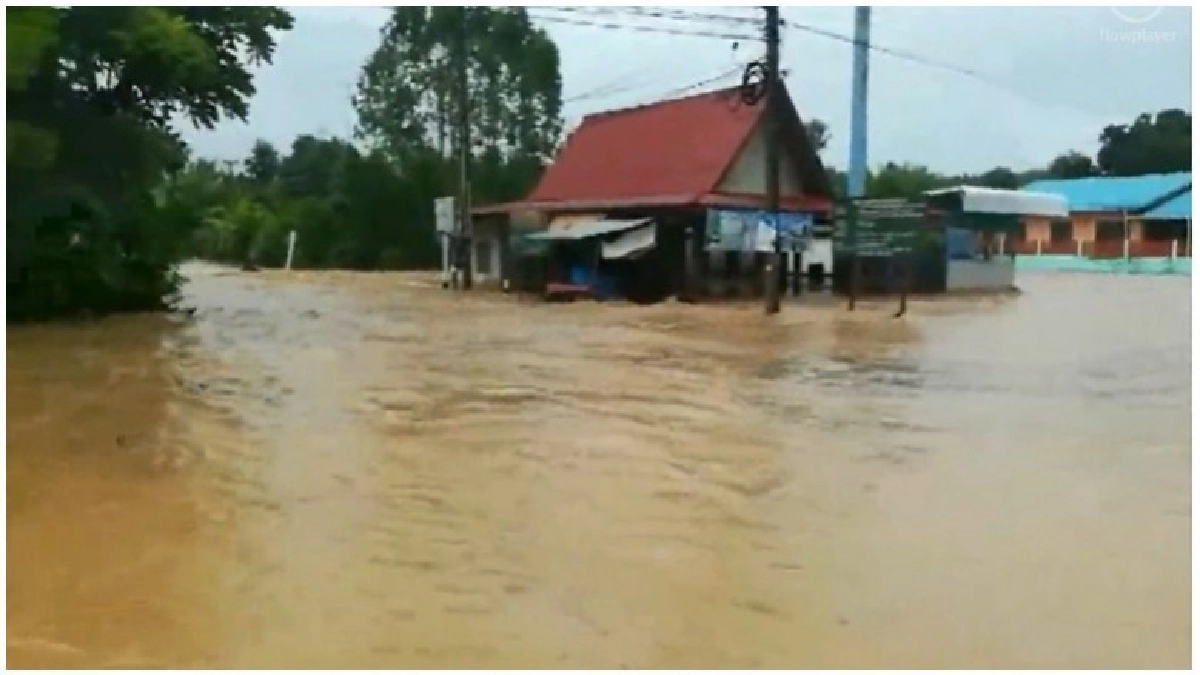 น้ำป่าพัดถล่มหมู่บ้าน!! หลังฝนตกนาน 5 ชม. น้ำป่าพัดถล่มหมู่บ้าน!! หลังฝนตกนาน 5 ชม.
