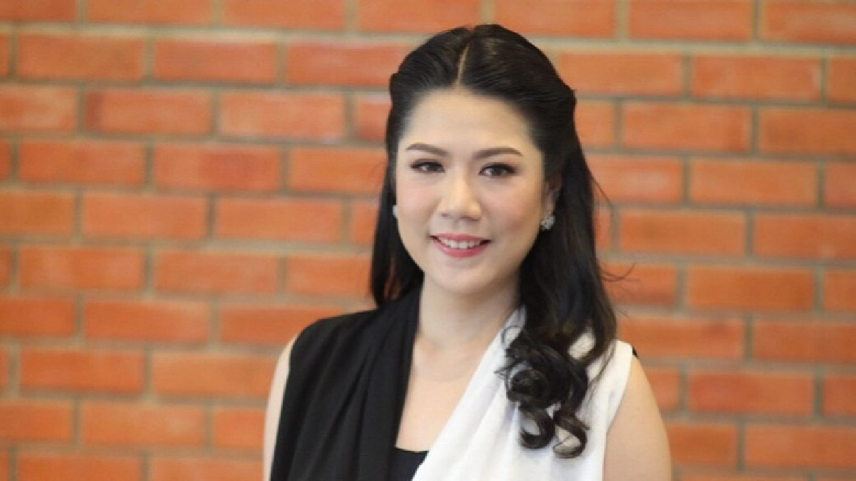 นักธุรกิจรุ่นใหม่ตีตั๋วจองด่วนๆ นักธุรกิจรุ่นใหม่ตีตั๋วจองด่วนๆ