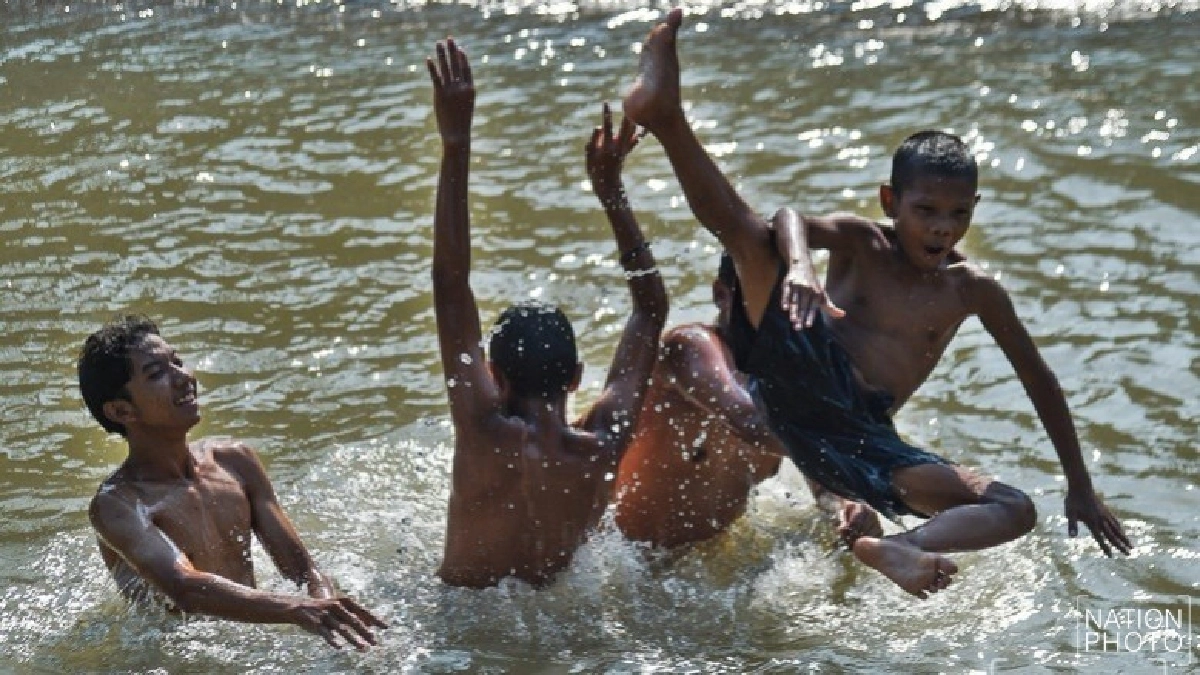 หนุกหนาน !! โดดคลองเล่นน้ำคลายร้อน(ภาพชุด)