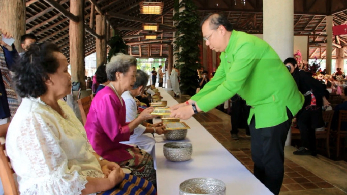 มูลนิธิแม่ฟ้าหลวงจัดยิ่งใหญ่รดน้ำดำหัวเจ้านายฝ่ายเหนือ