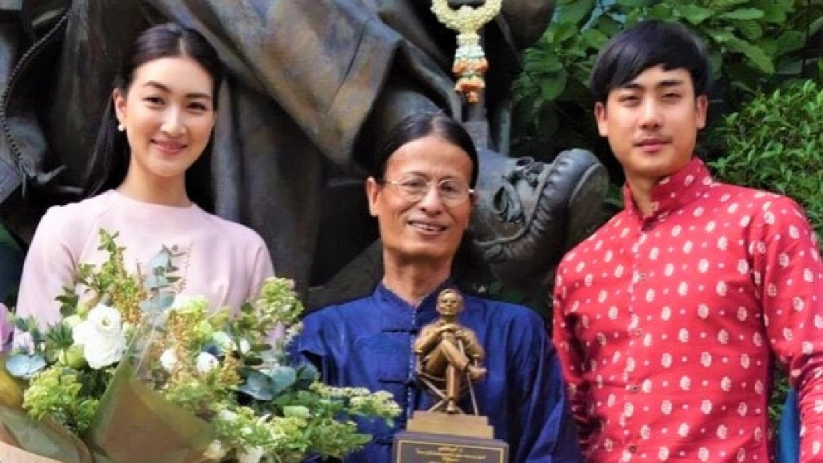 'หม่อมน้อย' รับรางวัล 'คึกฤทธิ์' 'หม่อมน้อย' รับรางวัล 'คึกฤทธิ์'