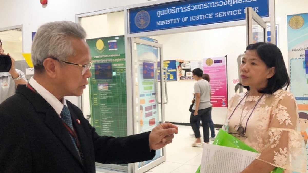 ร้องยธ.ช่วยถูกตร.อมเพชรของกลาง ร้องยธ.ช่วยถูกตร.อมเพชรของกลาง