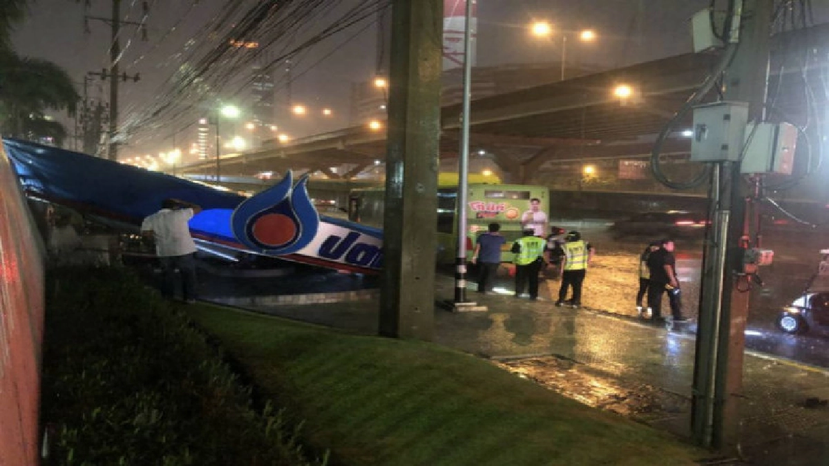 พายุฤดูร้อนถล่มกรุงเทพฯ ฝนตก-ลมกระโชกแรงป้ายปตท.พังถล่ม