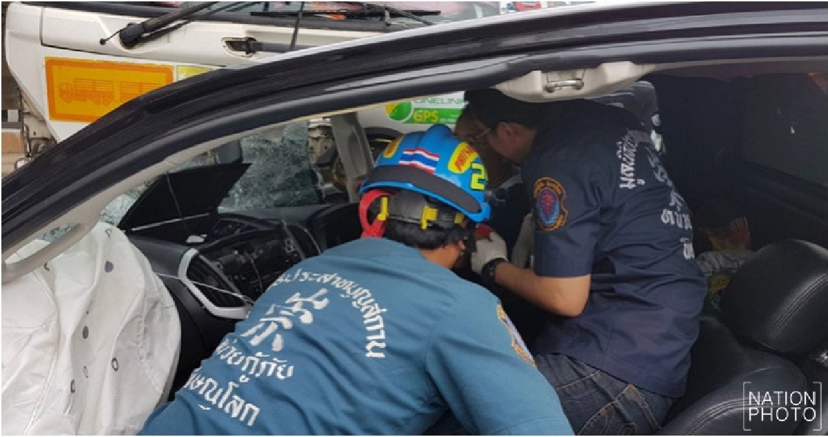 '18 ล้อ'ประสานงา'กระบะ'กลางสี่แยก สองพ่อลูกเจ็บสาหัส! '18 ล้อ'ประสานงา'กระบะ'กลางสี่แยก สองพ่อลูกเจ็บสาหัส!