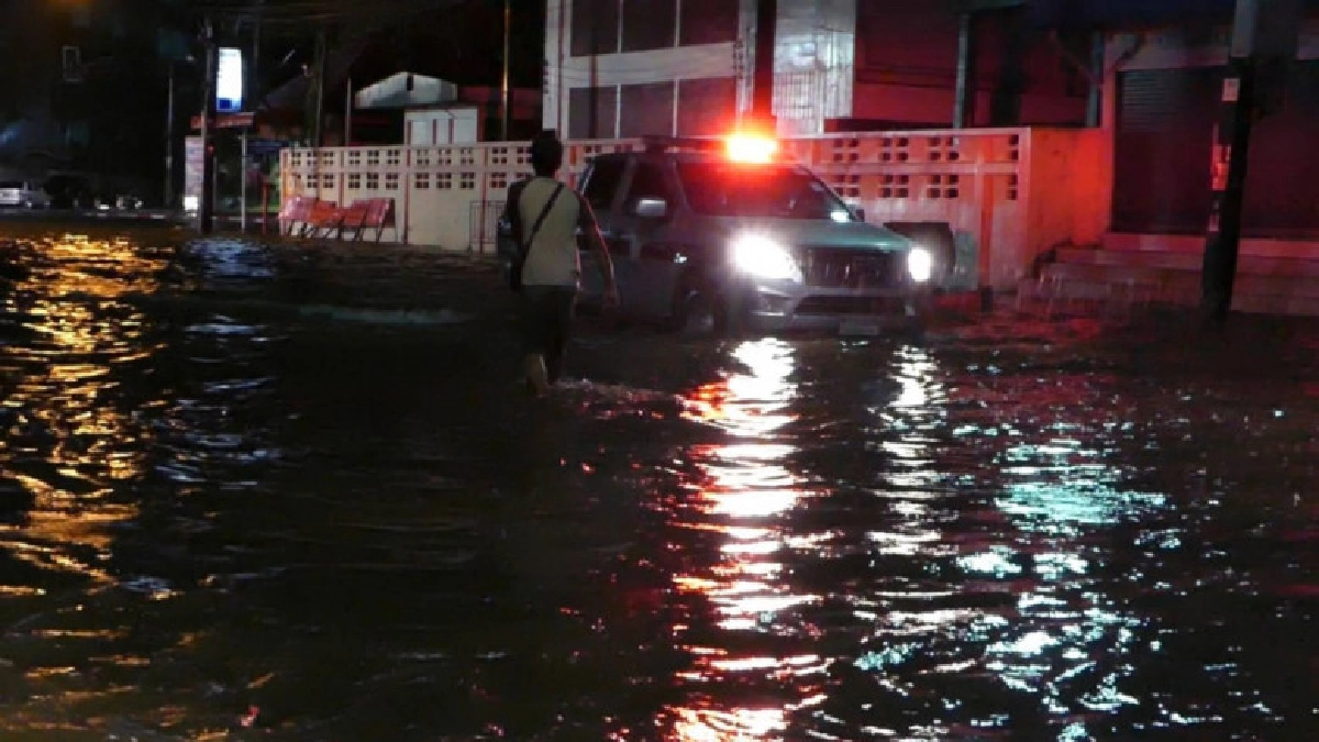 พายุฝนถล่ม !! "ชุมพร" น้ำรอระบายทั่วเมือง พายุฝนถล่ม !! "ชุมพร" น้ำรอระบายทั่วเมือง