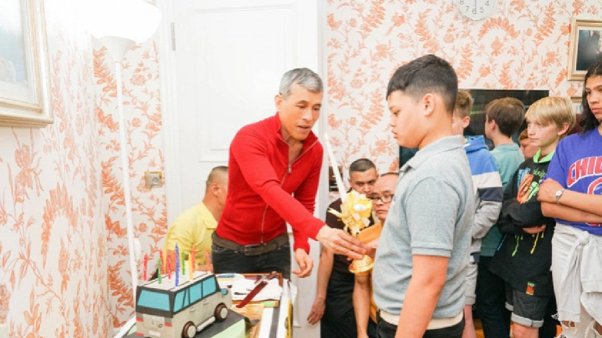 พระองค์ทีฯ ทรงตัดเค้กวันประสูติรูปรถยนต์ประทานแก่พระสหาย