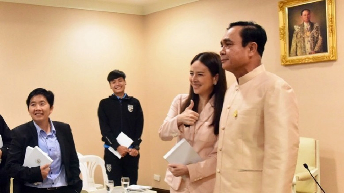"มาดามแป้ง" ส่ายหัวขอบาย "การเมือง" ทำบอลดีกว่า "มาดามแป้ง" ส่ายหัวขอบาย "การเมือง" ทำบอลดีกว่า