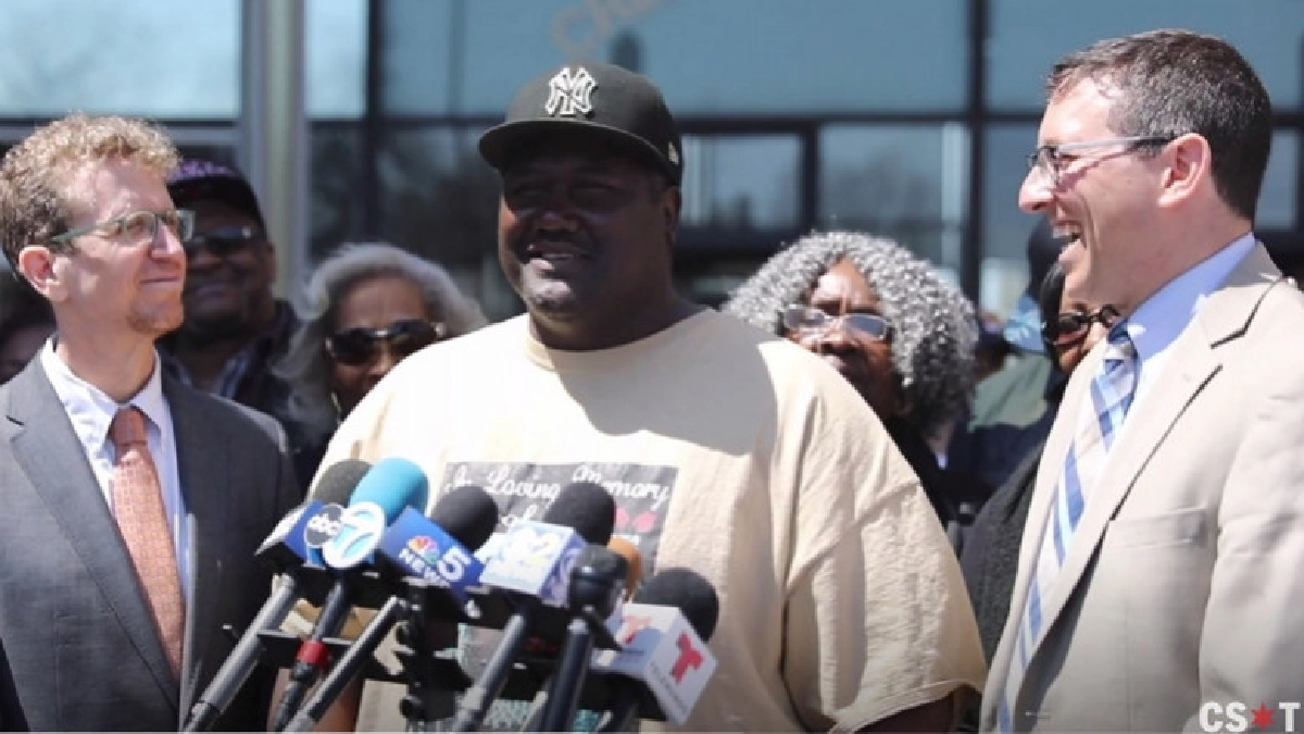 พ้นมลทินหลังติดคุกฟรี 22 ปีคดีฆาตกรรมที่ไม่ได้ก่อ 