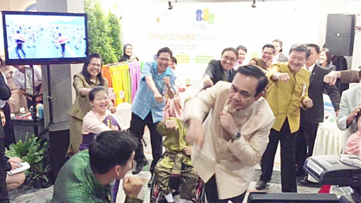 "บิ๊กตู่"ออกท่ากายบริหาร"ชกมวย"เอาฮาเกือบรัวหมัดใส่ผู้นำเต้น "บิ๊กตู่"ออกท่ากายบริหาร"ชกมวย"เอาฮาเกือบรัวหมัดใส่ผู้นำเต้น