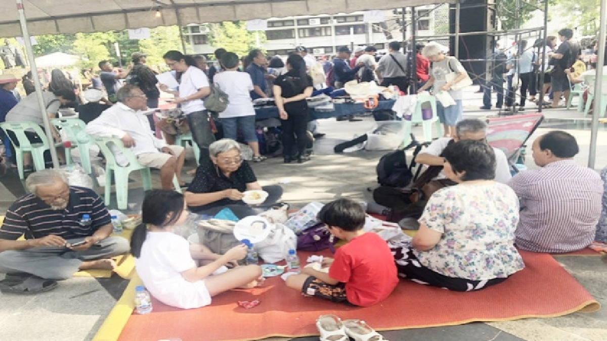 บรรยากาศรอฟังปราศรัย"กลุ่มคนอยากเลือกตั้ง"(ภาพชุด)