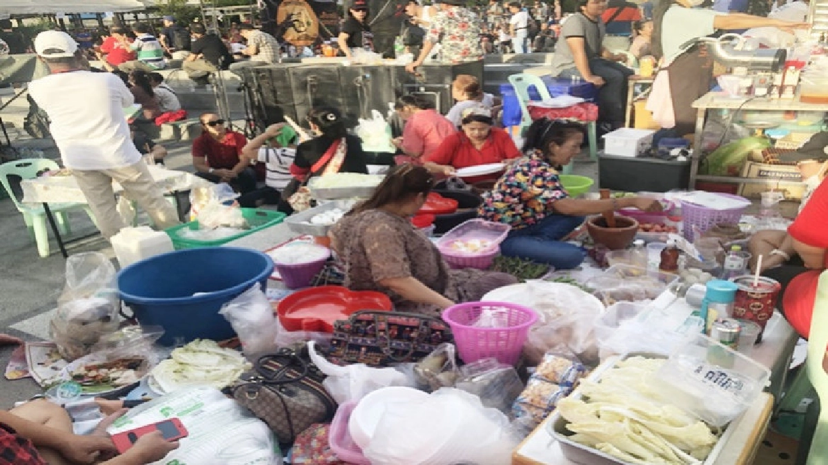 เปิดตลาดนัดลานปรีดี"ช้อปช่วยทาส"(ภาพชุด)