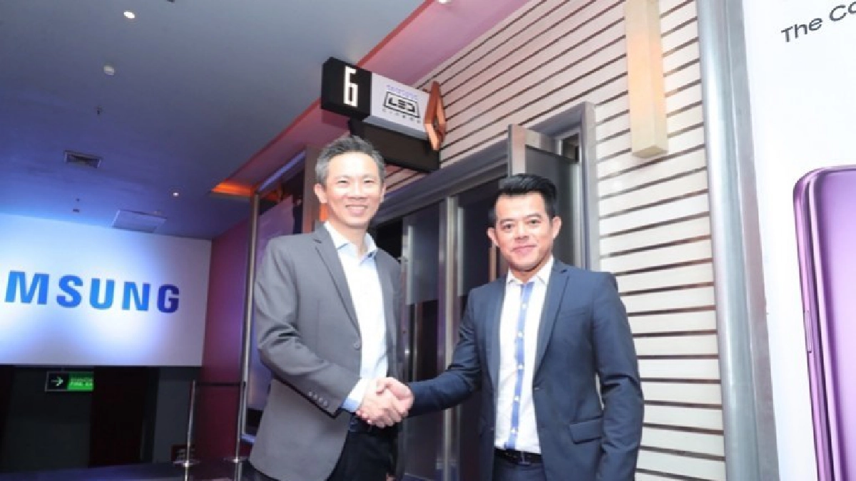 คนดังไม่พลาดชมหนังผ่านจอสุดไฮเทค